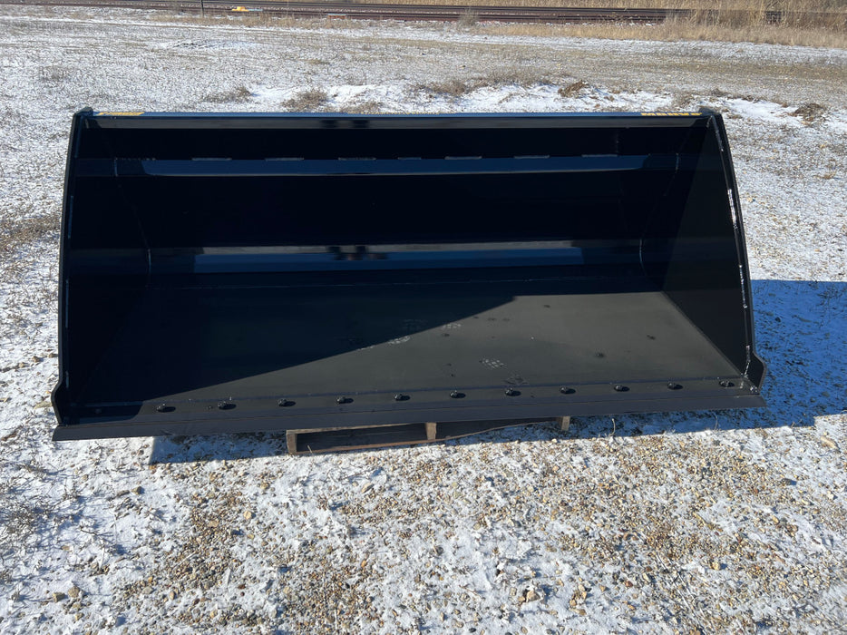 Heavy-duty skid steer bucket by Stinger carrying grain and silage – durable high-capacity design for maximum efficiency and performance.