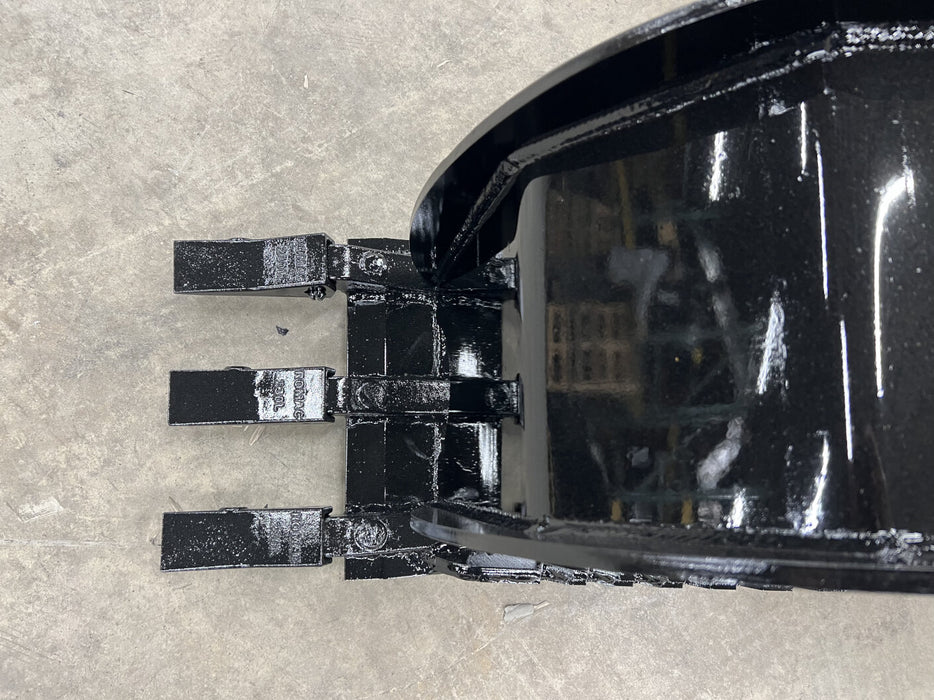 Front view of heavy-duty skid steer stump bucket with grapple – engineered for strength, control, and long-term performance.