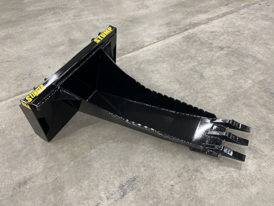 Stinger skid steer stump bucket handling dense root systems – high-performance attachment built for power, endurance, and reliability.