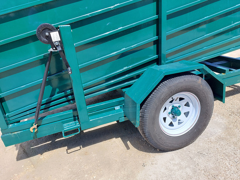 Heavy-duty portable loading chute for cattle with solid steel frame and rubber-coated flooring for safe livestock loading