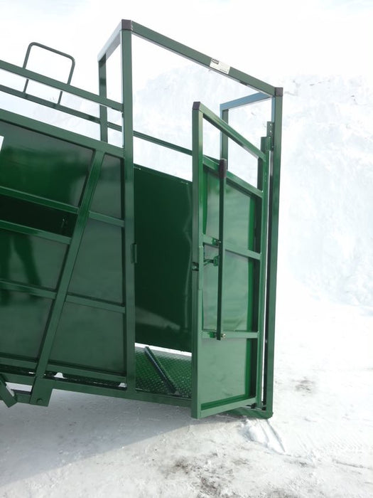 Premium C-Series cattle loading chute featuring adjustable floor height for safe and efficient cattle handling